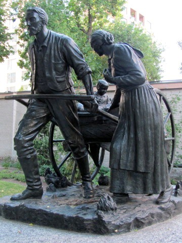 mormon-pioneer-handcart-statue-mormon