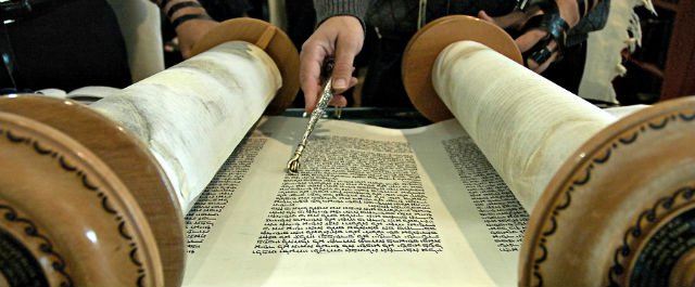 torah-reading-in-a-synagogue